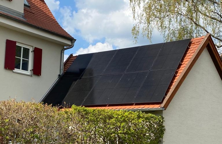Photovoltaik Anlage auf Garagendach