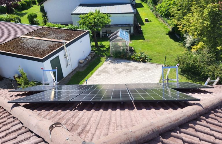 Photovoltaik Anlage erneuerbare Energie von Dach