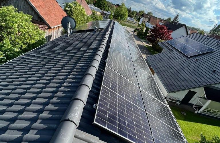 Dach mit neuer Photovoltaikanlage Kundenprojekt Allgäu